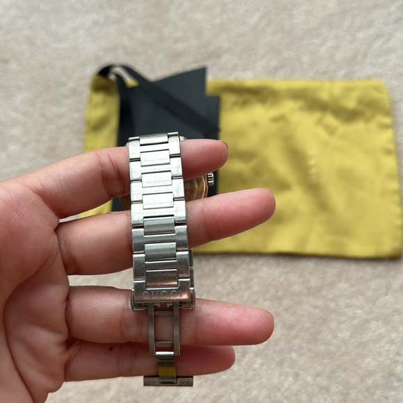 Gucci unisex watch. 7/10 use. No box included is Gucci dust bag - Picture 4 of 9